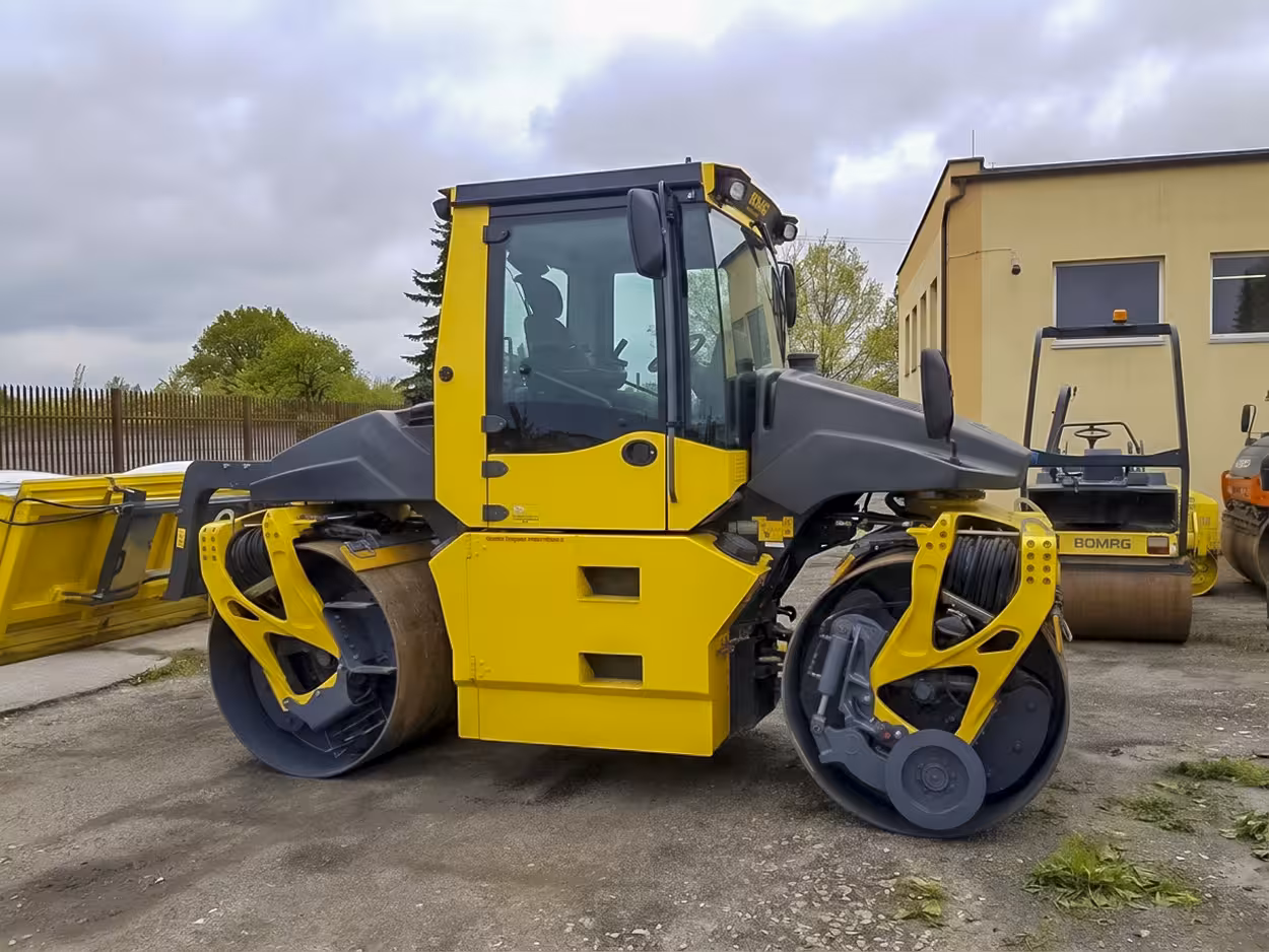 rozkładarka mas asfaltowych abg titan 6870 volvo remasz