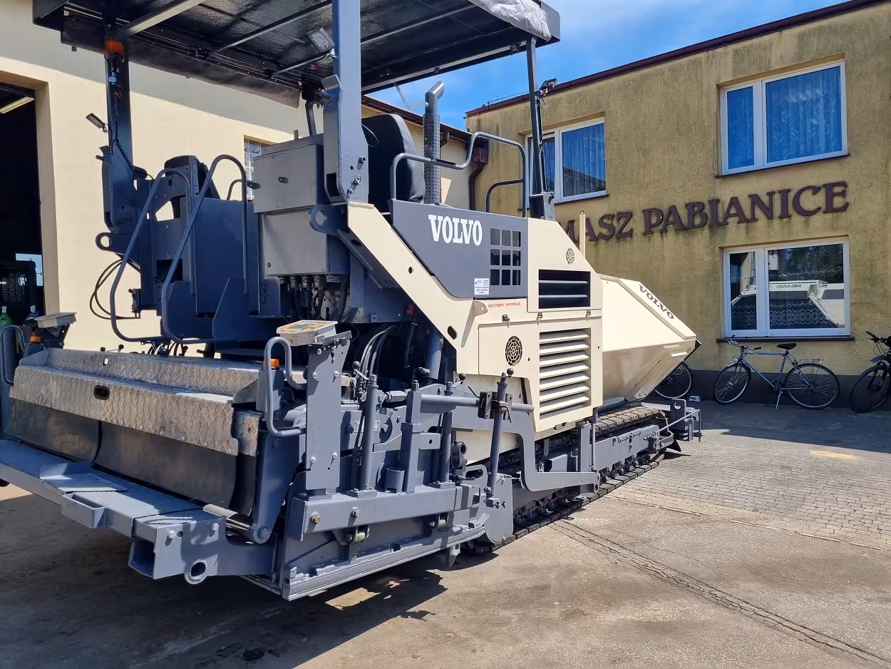 rozkładarka mas asfaltowych abg titan 6870 volvo remasz