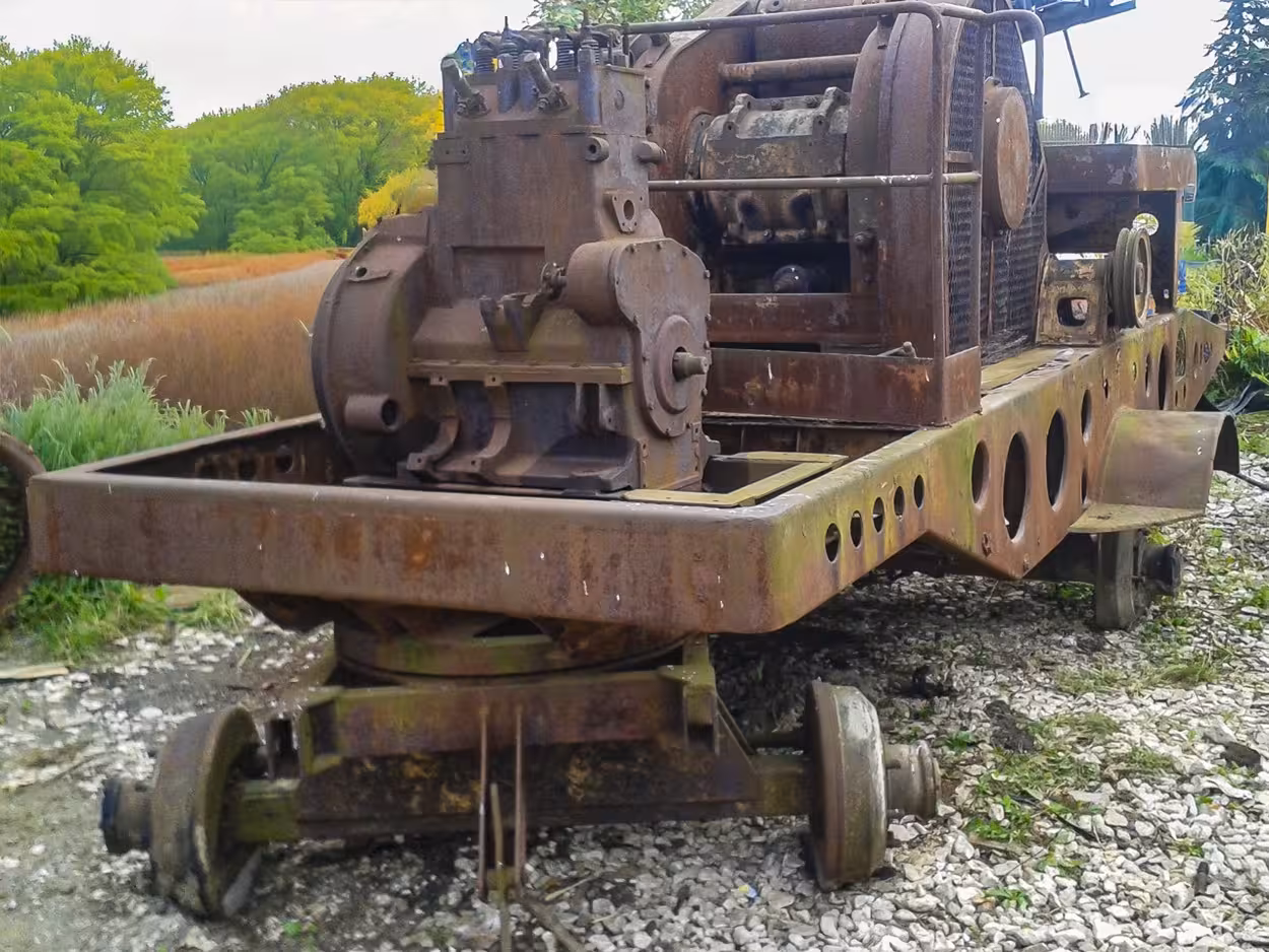 Zbliżenie na mechanizm roboczy i układ kruszący zabytkowej maszyny Makrum