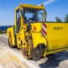 rozsypywacz-grysu-rem-3-praca-drogowa autorski rozsypywacz grysu REM-3 produkcji REMASZ podczas pracy na drodze