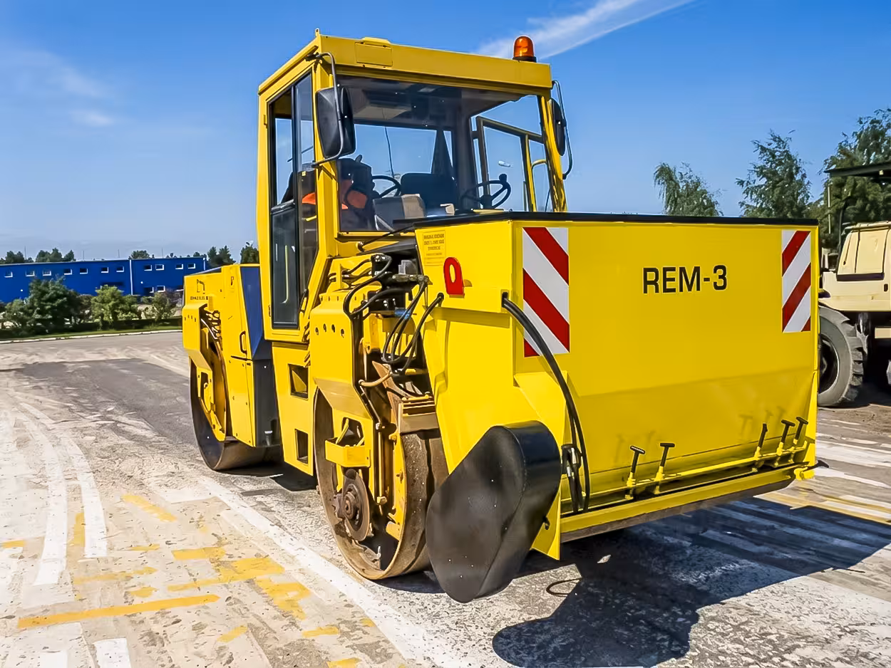 rozsypywacz-grysu-rem-3-praca-drogowa autorski rozsypywacz grysu REM-3 produkcji REMASZ podczas pracy na drodze
