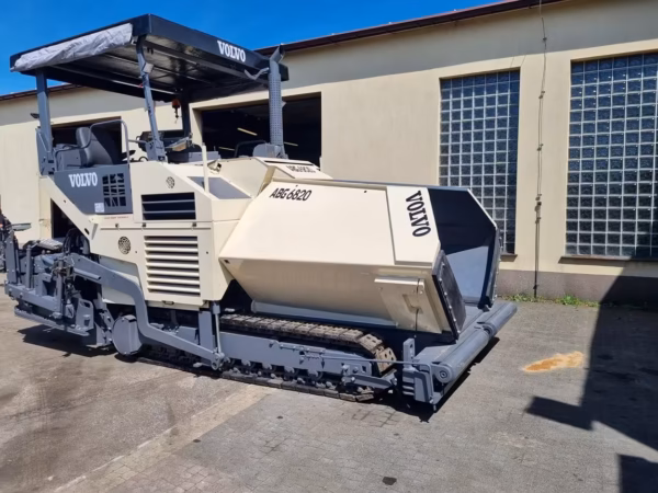rozkładarka mas asfaltowych abg titan 6820 volvo remasz